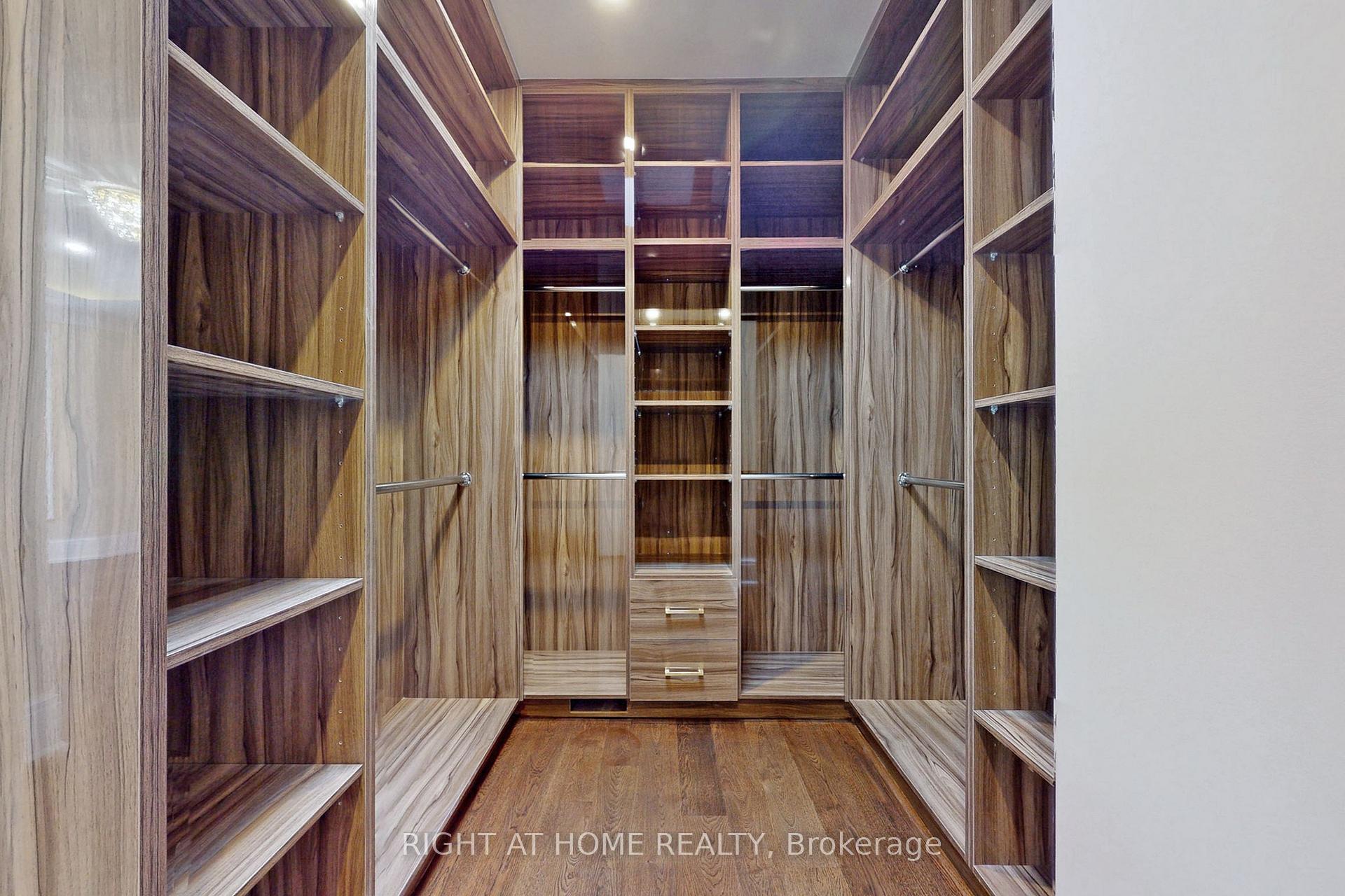 Photo 35 of 10 Jocelyn Crescent, North York, Banbury-Don Mills — HOMEH