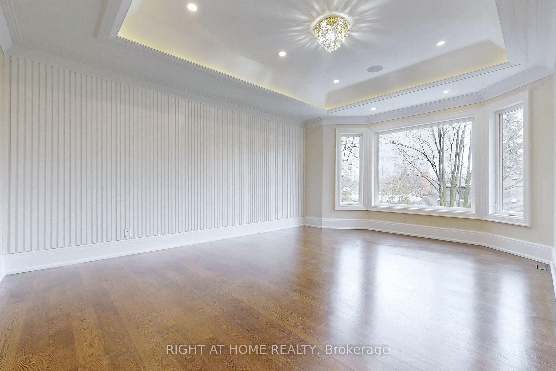 Photo 36 of 10 Jocelyn Crescent, North York, Banbury-Don Mills — HOMEH