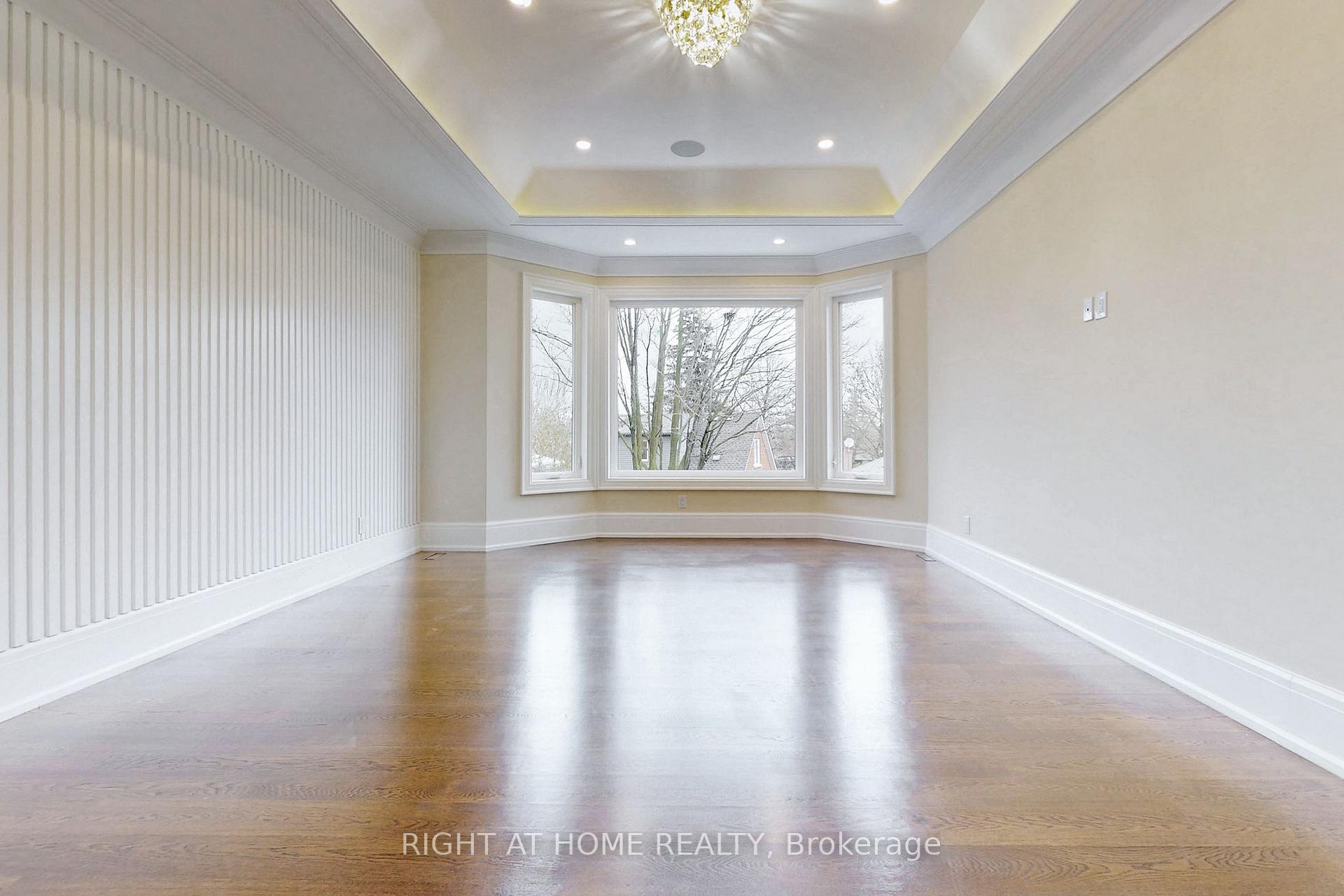Photo 37 of 10 Jocelyn Crescent, North York, Banbury-Don Mills — HOMEH