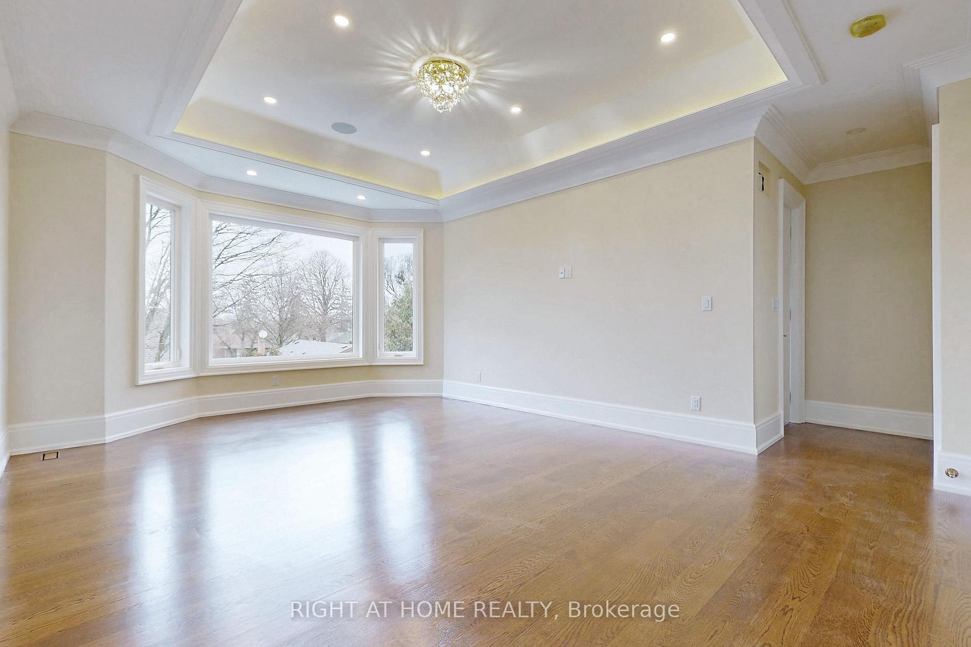 Photo 38 of 10 Jocelyn Crescent, North York, Banbury-Don Mills — HOMEH