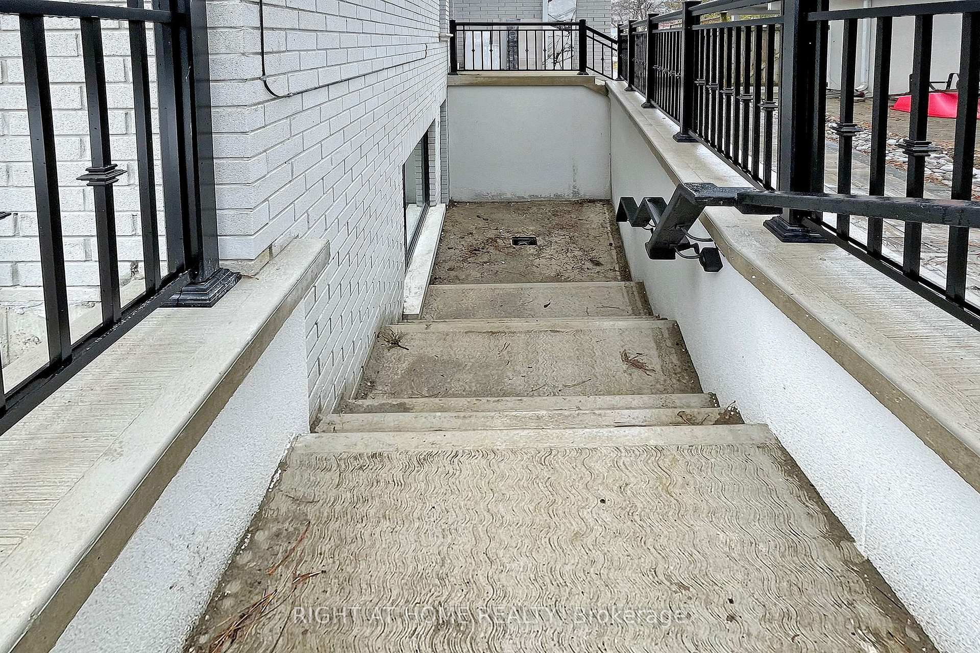 Photo 50 of 10 Jocelyn Crescent, North York, Banbury-Don Mills — HOMEH