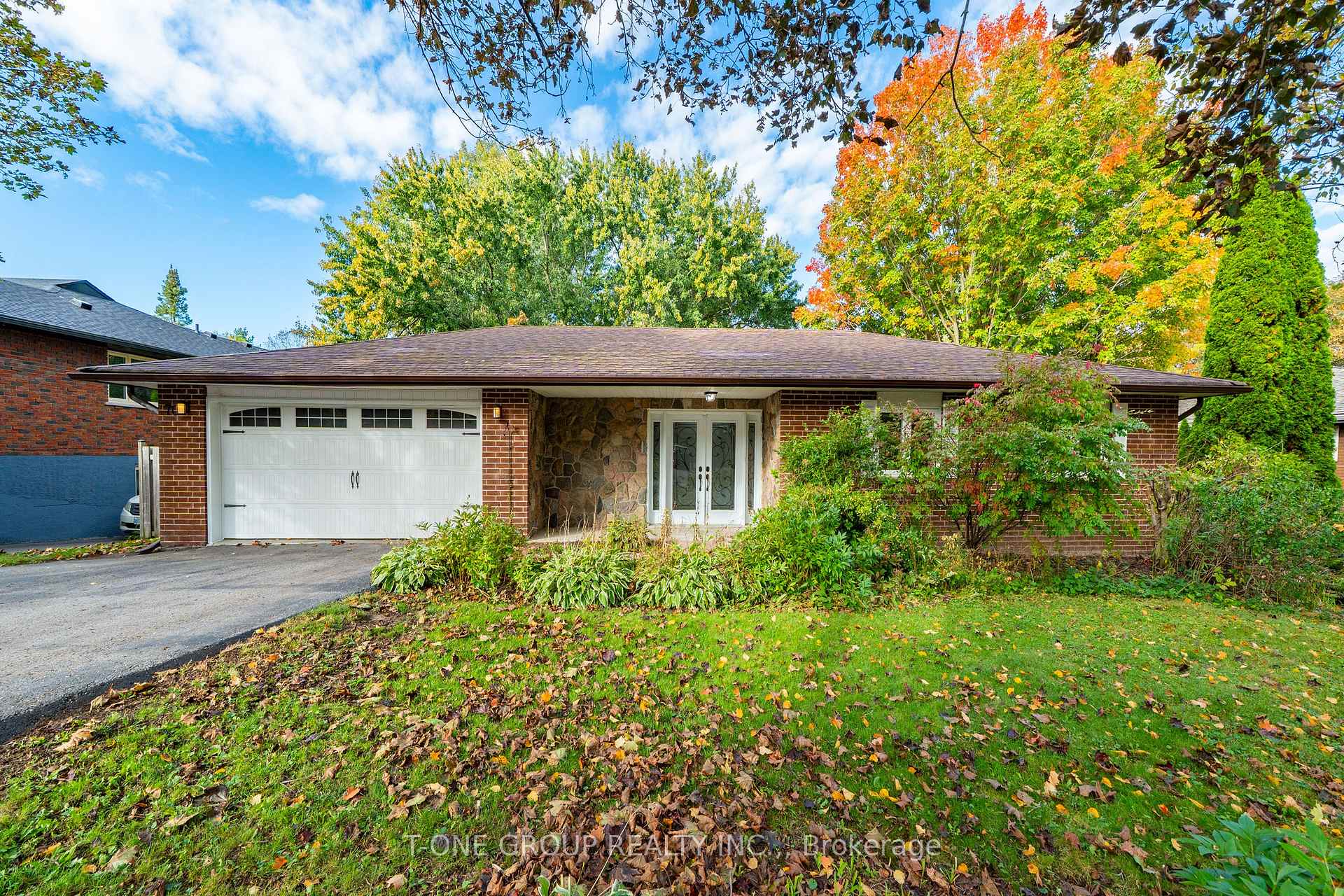Photo 2 of 70 Hamilton Drive, Newmarket, Huron Heights-Leslie Valley — HOMEH