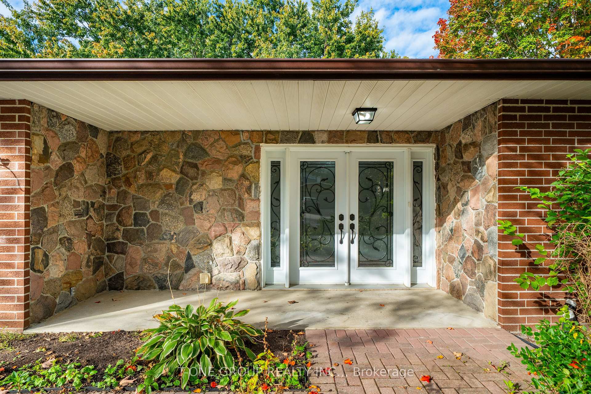Photo 3 of 70 Hamilton Drive, Newmarket, Huron Heights-Leslie Valley — HOMEH