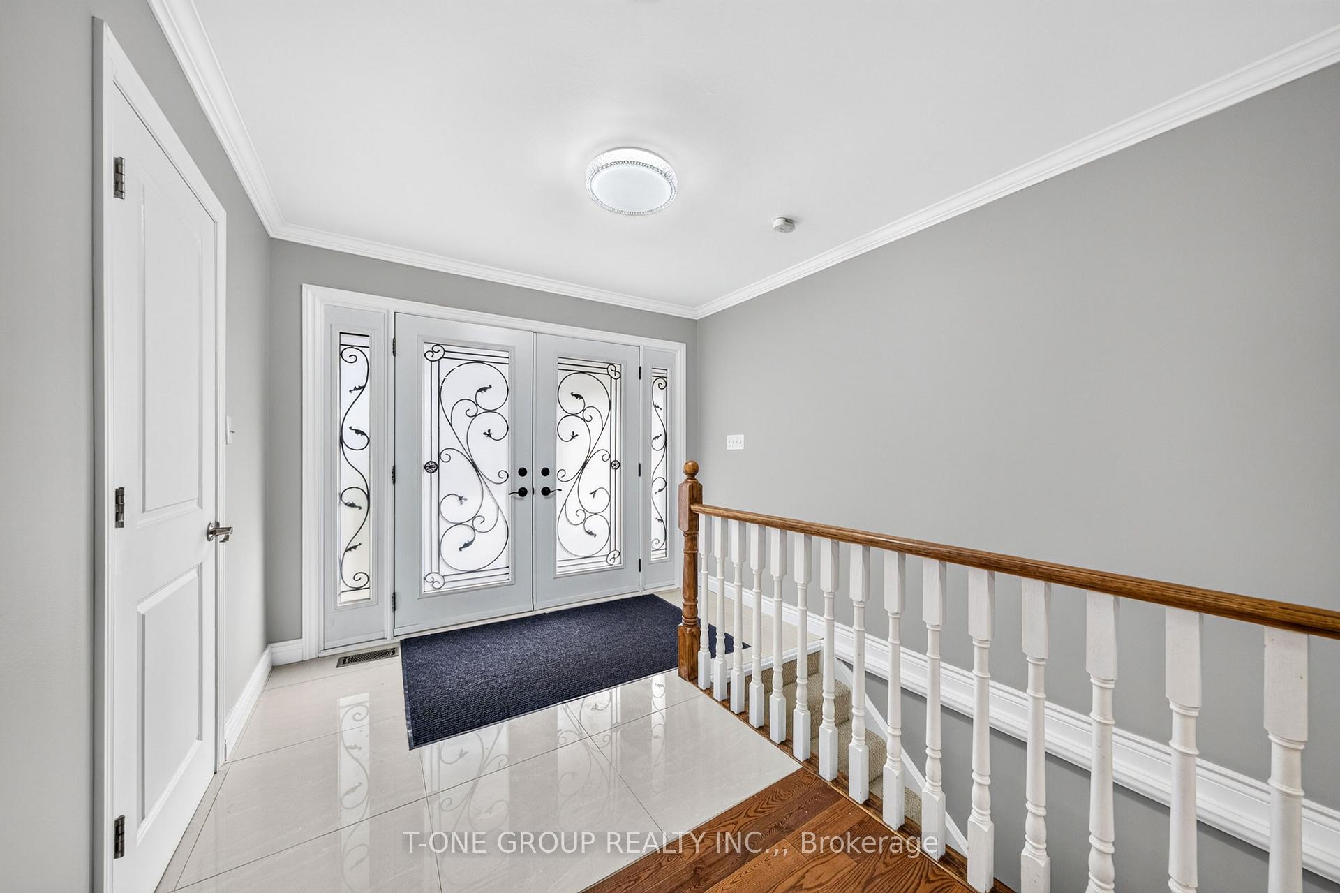 Photo 4 of 70 Hamilton Drive, Newmarket, Huron Heights-Leslie Valley — HOMEH