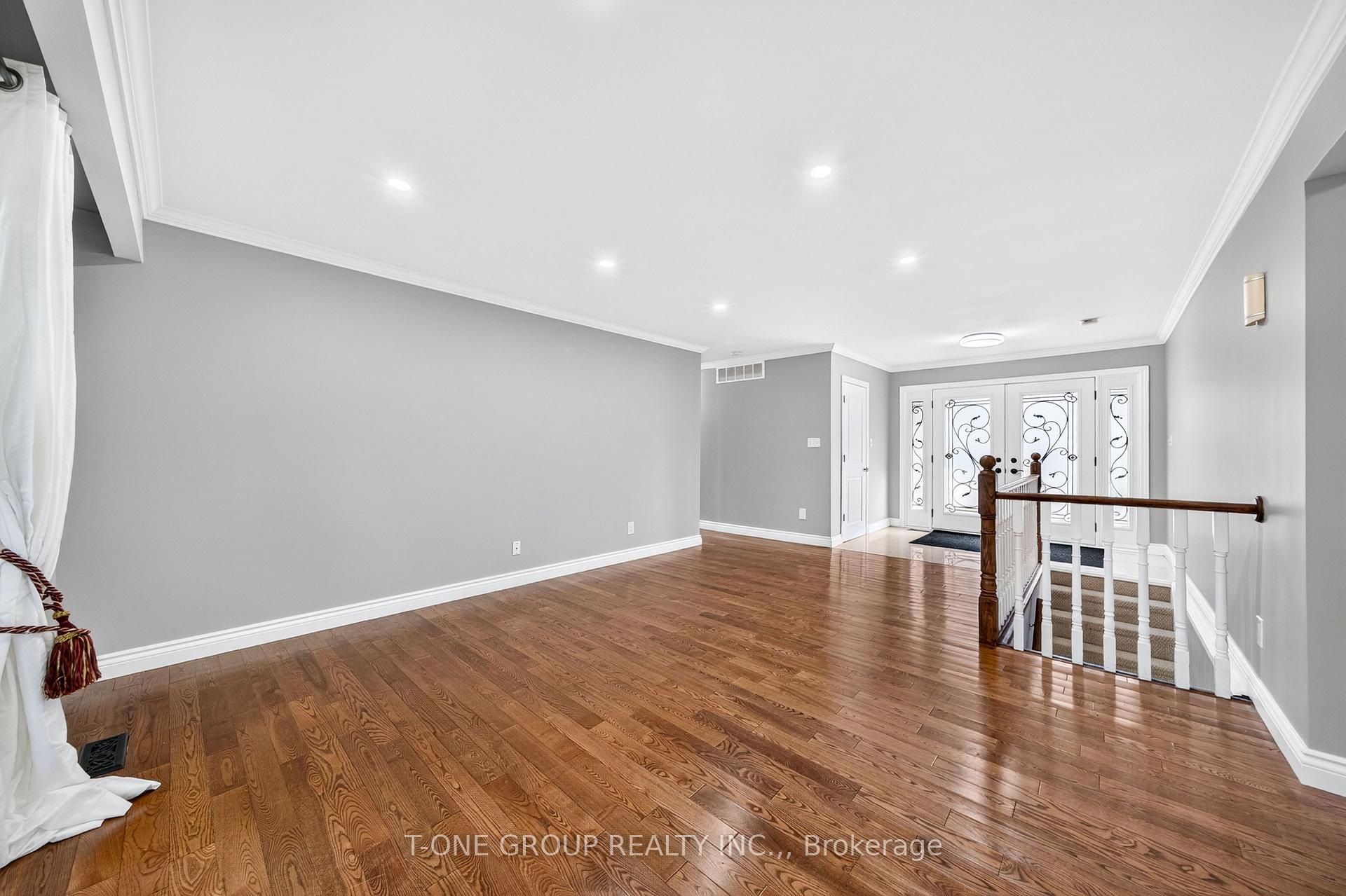 Photo 5 of 70 Hamilton Drive, Newmarket, Huron Heights-Leslie Valley — HOMEH