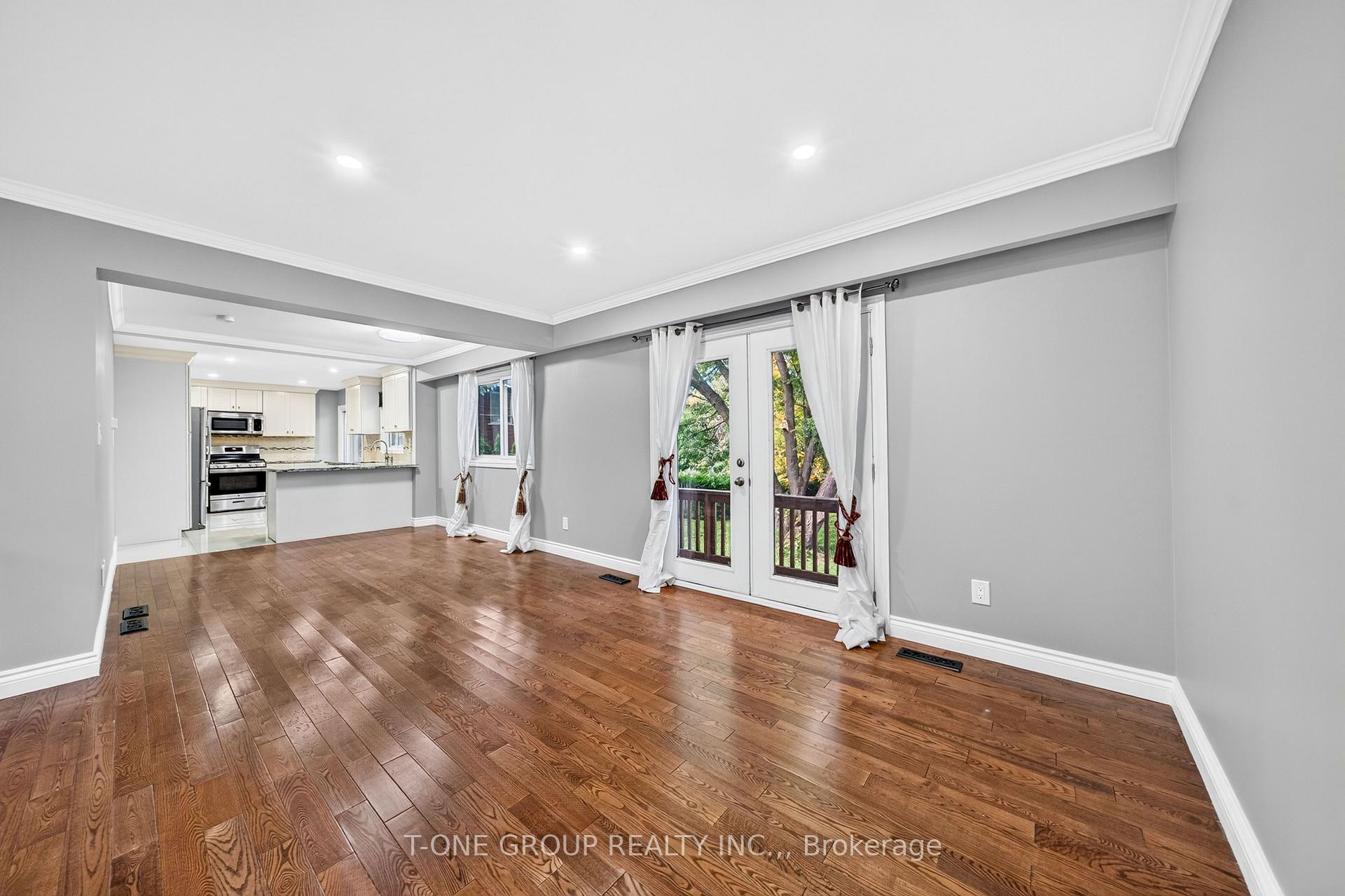 Photo 6 of 70 Hamilton Drive, Newmarket, Huron Heights-Leslie Valley — HOMEH