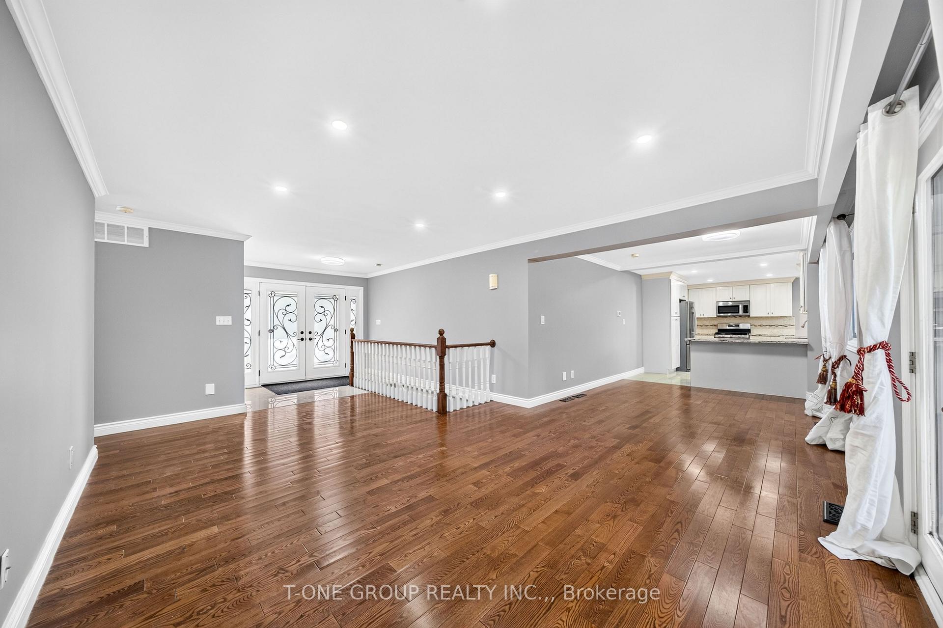 Photo 7 of 70 Hamilton Drive, Newmarket, Huron Heights-Leslie Valley — HOMEH