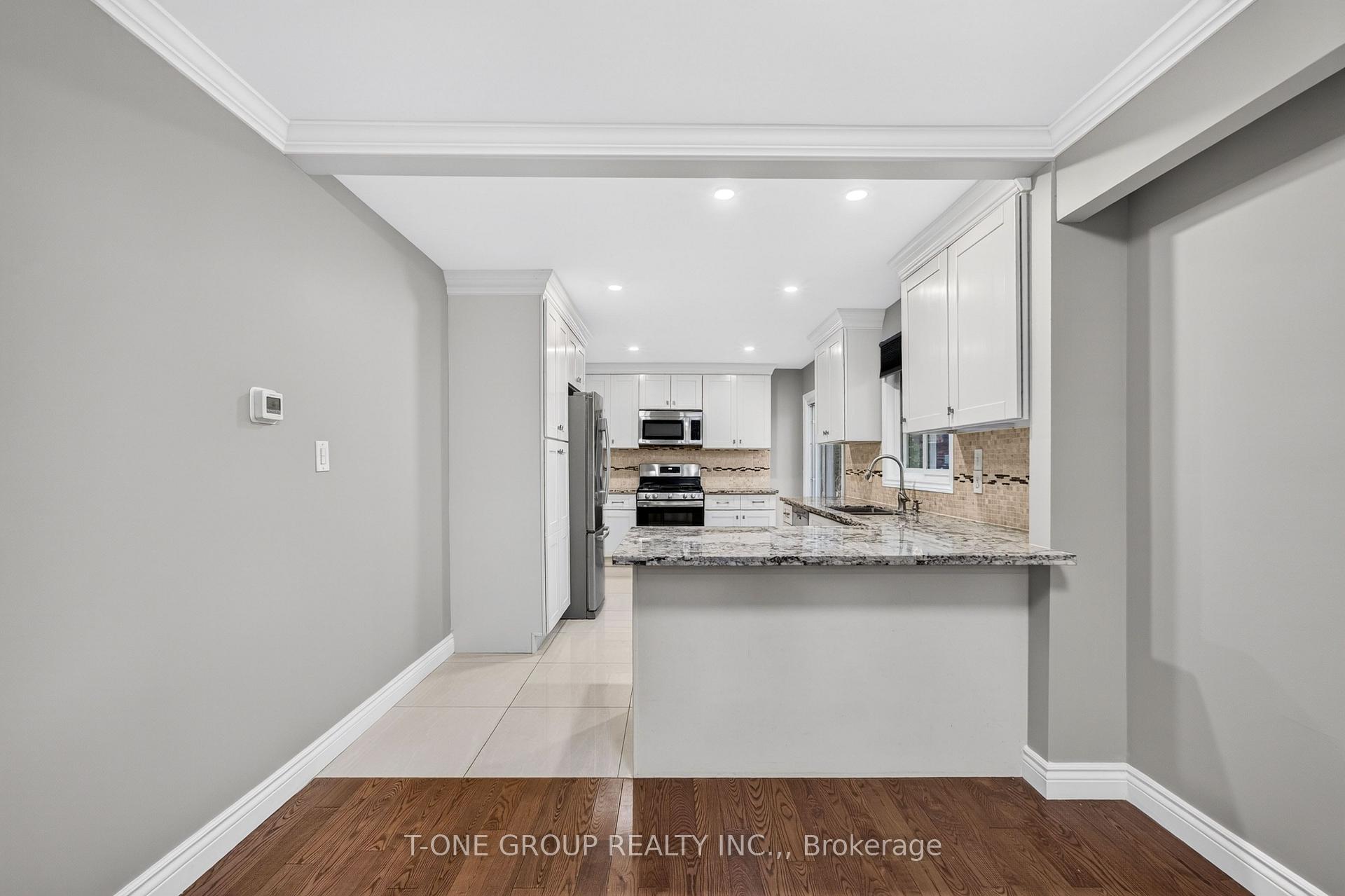 Photo 8 of 70 Hamilton Drive, Newmarket, Huron Heights-Leslie Valley — HOMEH
