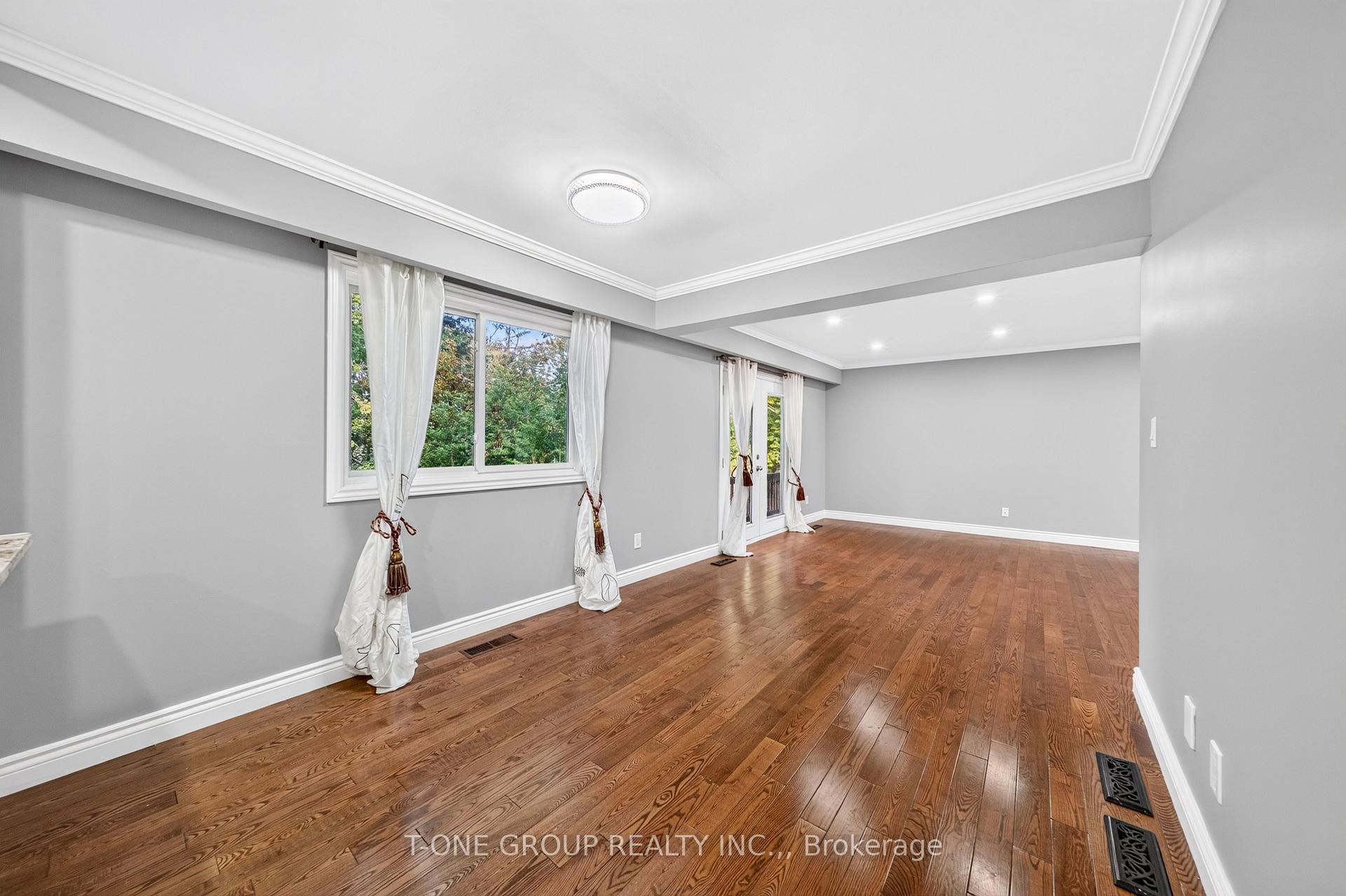 Photo 9 of 70 Hamilton Drive, Newmarket, Huron Heights-Leslie Valley — HOMEH