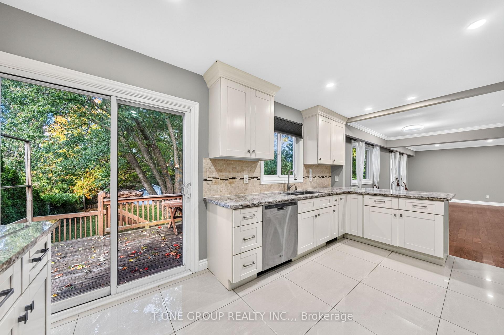 Photo 10 of 70 Hamilton Drive, Newmarket, Huron Heights-Leslie Valley — HOMEH