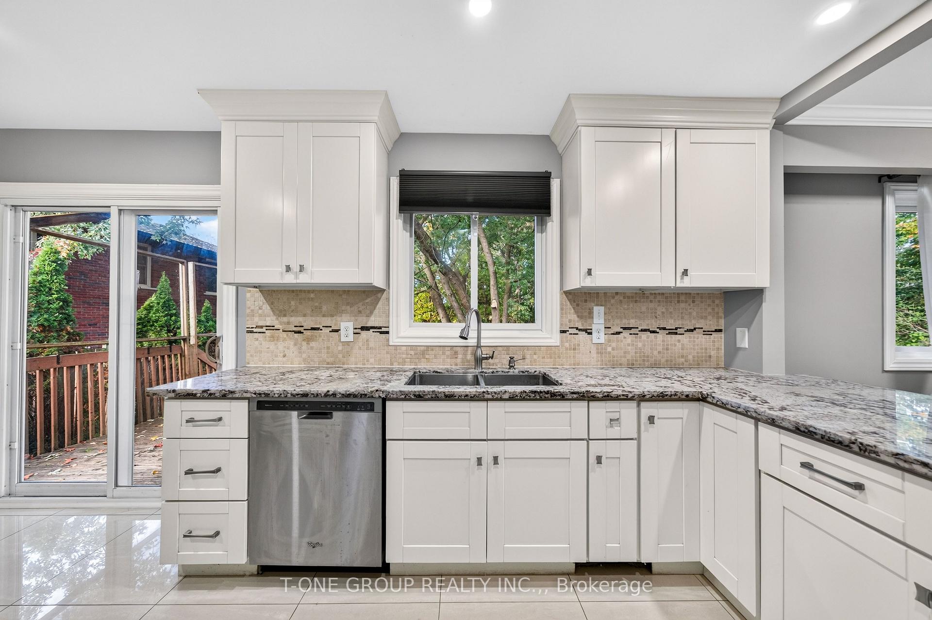 Photo 11 of 70 Hamilton Drive, Newmarket, Huron Heights-Leslie Valley — HOMEH