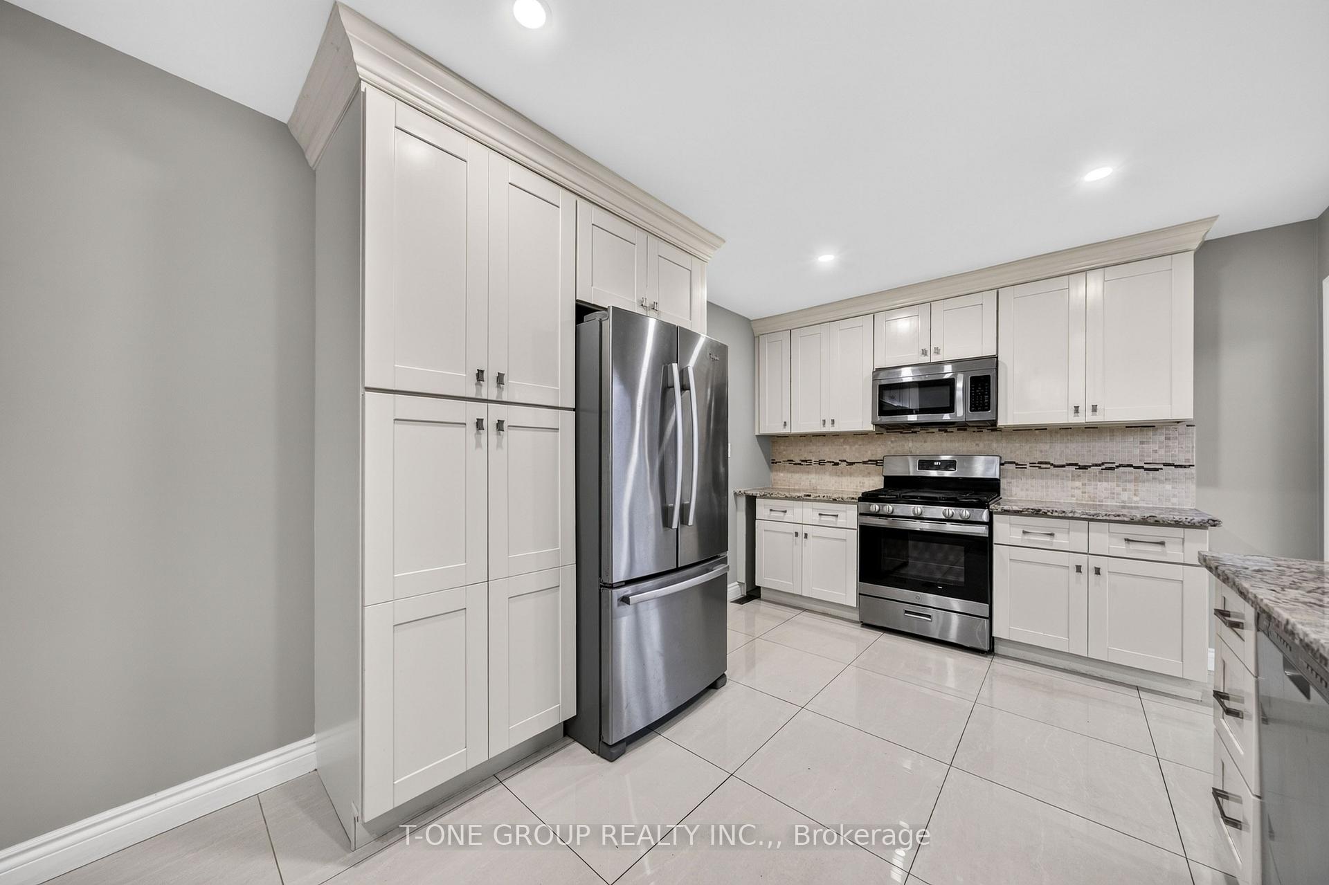 Photo 12 of 70 Hamilton Drive, Newmarket, Huron Heights-Leslie Valley — HOMEH