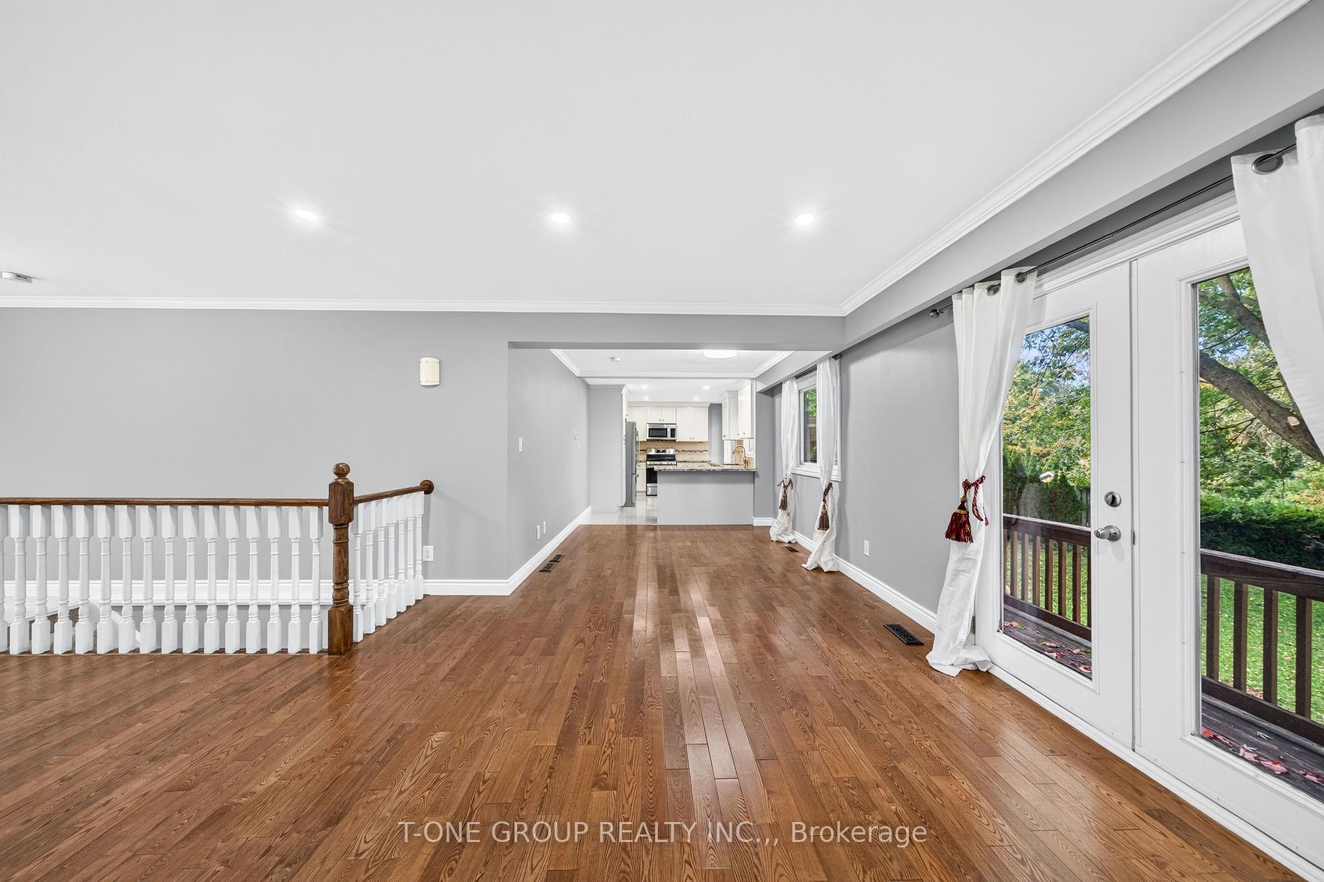 Photo 13 of 70 Hamilton Drive, Newmarket, Huron Heights-Leslie Valley — HOMEH