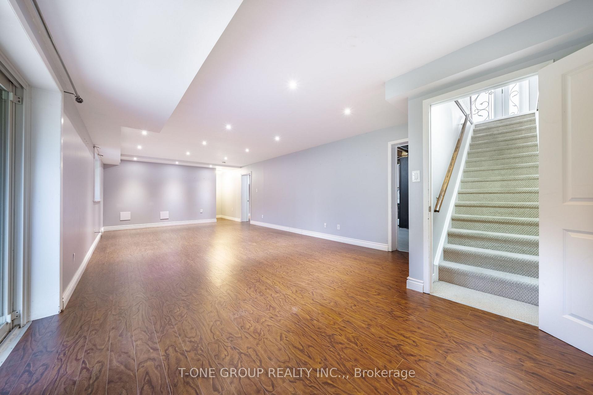 Photo 22 of 70 Hamilton Drive, Newmarket, Huron Heights-Leslie Valley — HOMEH
