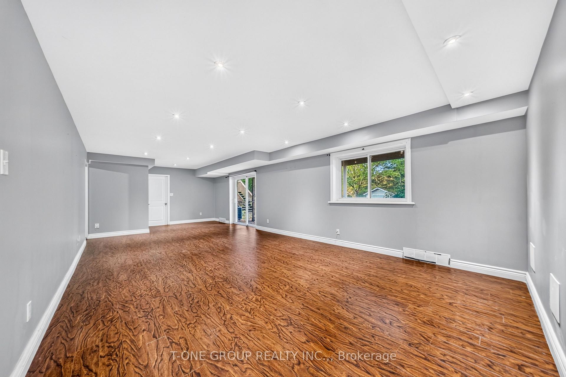 Photo 25 of 70 Hamilton Drive, Newmarket, Huron Heights-Leslie Valley — HOMEH