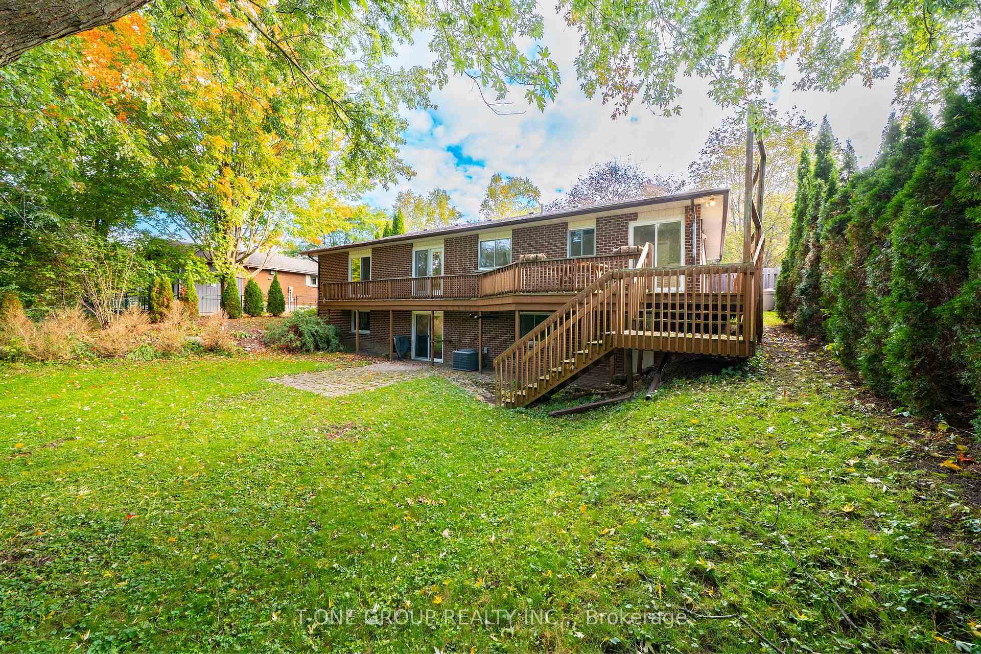 Photo 31 of 70 Hamilton Drive, Newmarket, Huron Heights-Leslie Valley — HOMEH