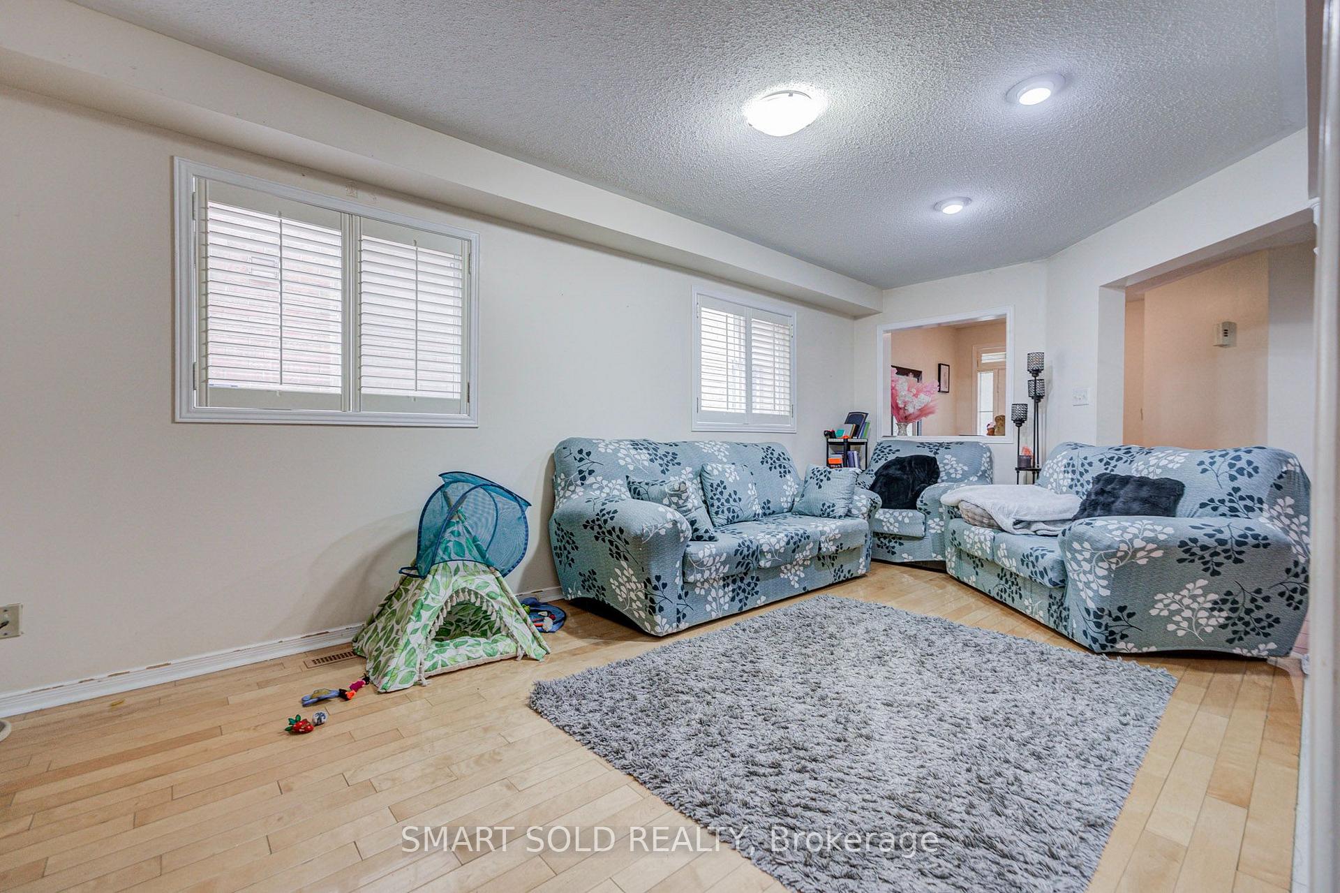 Photo 4 of 68 Harmony Road, Vaughan, Patterson — HOMEH