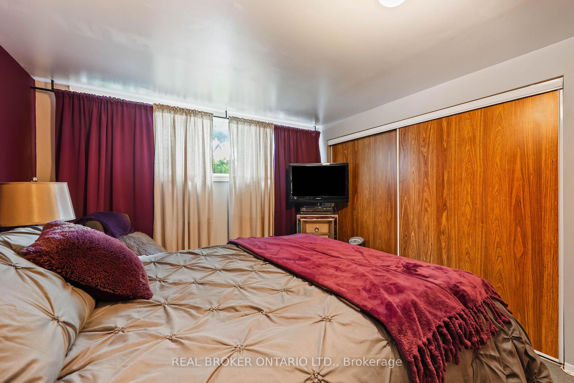 Photo 21 of 28 Hillside Drive, Orangeville — HOMEH