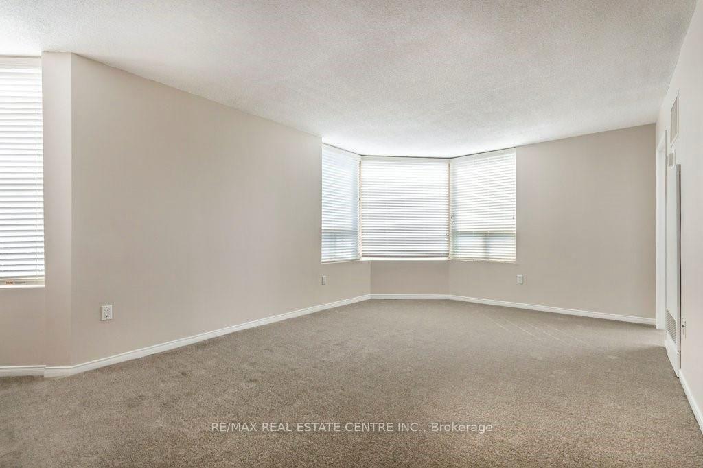 Photo 16 of 1270 Maple Crossing Blvd, Burlington, Brant — HOMEH