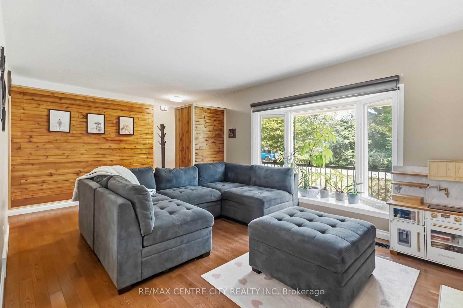 Photo 3 of 859 Dalkeith Crescent, London, North H — HOMEH