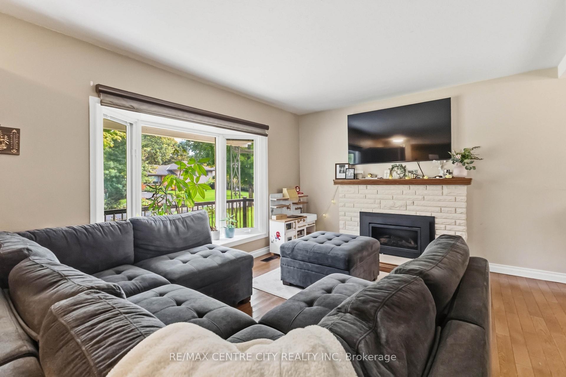 Photo 4 of 859 Dalkeith Crescent, London, North H — HOMEH