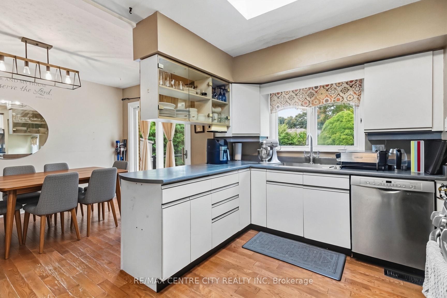 Photo 7 of 859 Dalkeith Crescent, London, North H — HOMEH