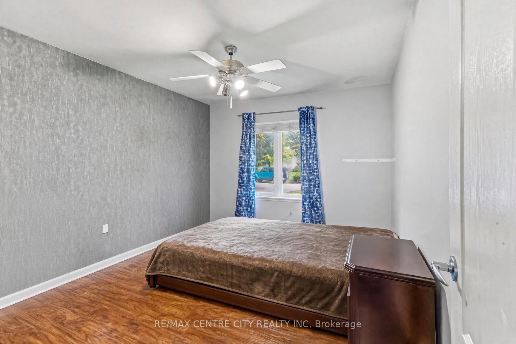 Photo 10 of 859 Dalkeith Crescent, London, North H — HOMEH