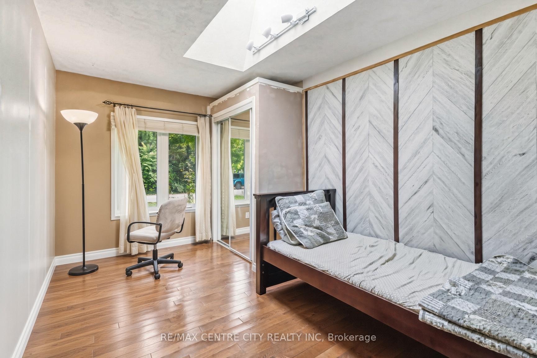 Photo 12 of 859 Dalkeith Crescent, London, North H — HOMEH