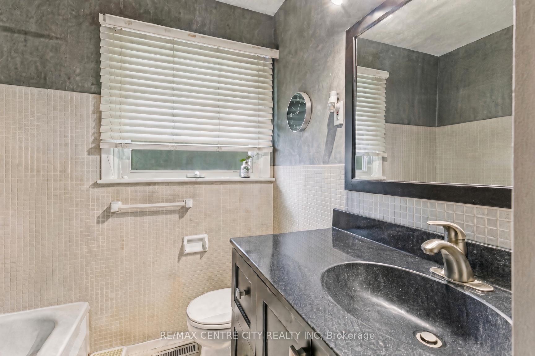 Photo 13 of 859 Dalkeith Crescent, London, North H — HOMEH