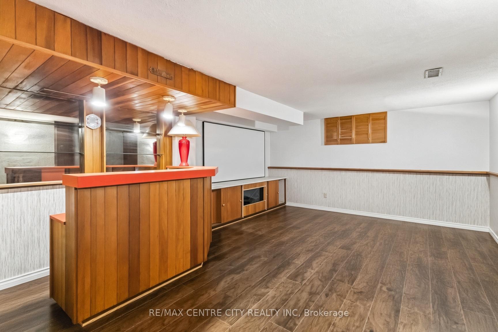 Photo 15 of 859 Dalkeith Crescent, London, North H — HOMEH