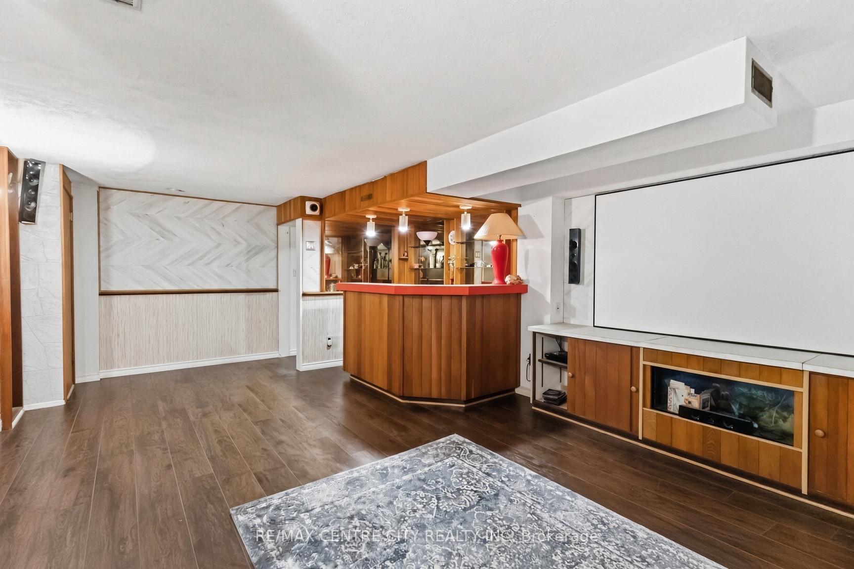 Photo 16 of 859 Dalkeith Crescent, London, North H — HOMEH