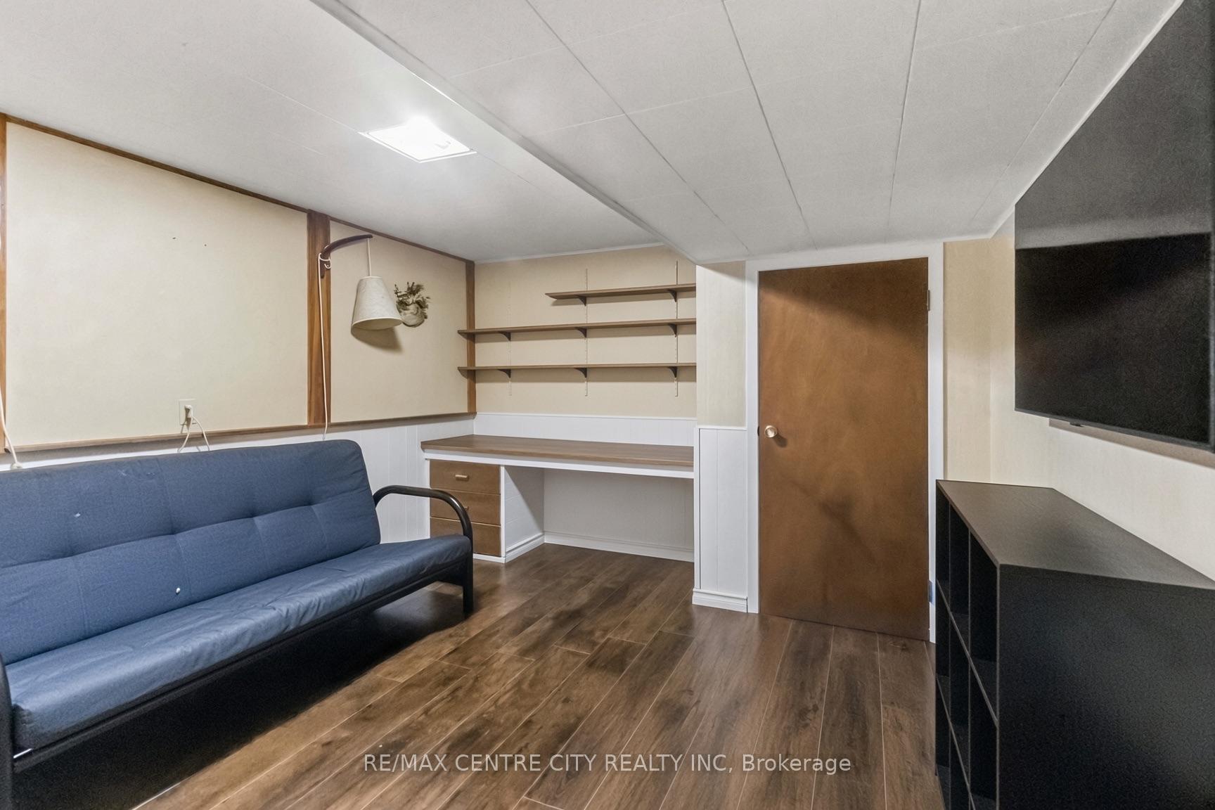 Photo 17 of 859 Dalkeith Crescent, London, North H — HOMEH