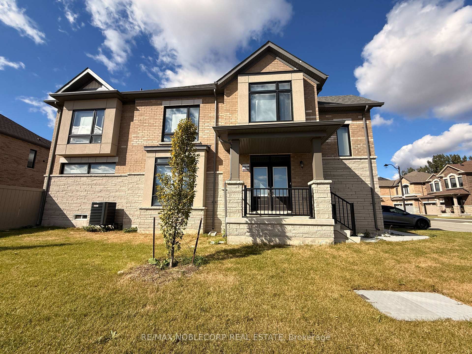 Photo 2 of 45 Arnold Circle, Brampton, Northwest Brampton — HOMEH