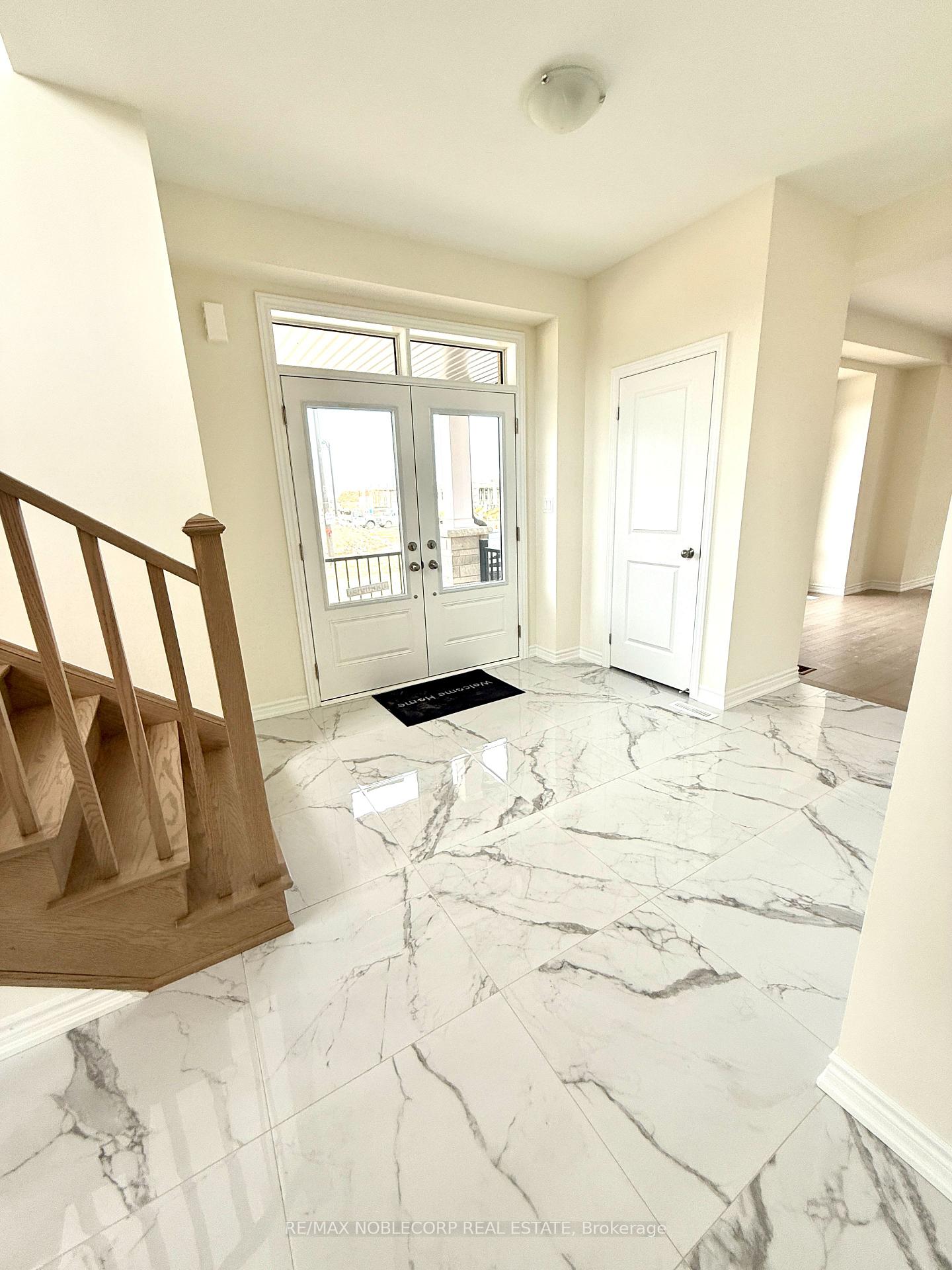 Photo 3 of 45 Arnold Circle, Brampton, Northwest Brampton — HOMEH