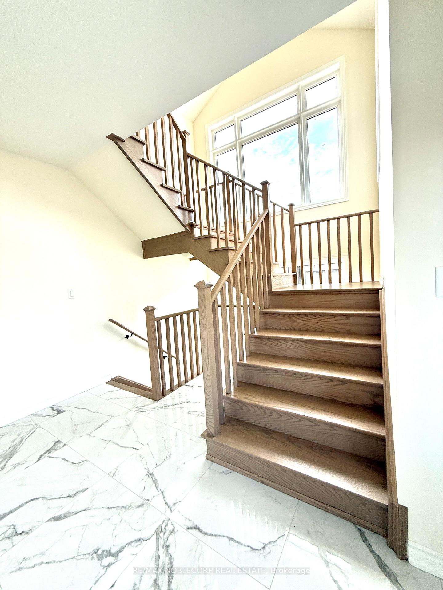 Photo 4 of 45 Arnold Circle, Brampton, Northwest Brampton — HOMEH