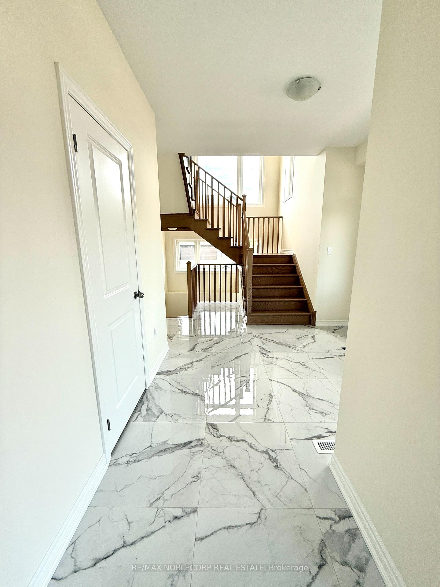 Photo 5 of 45 Arnold Circle, Brampton, Northwest Brampton — HOMEH