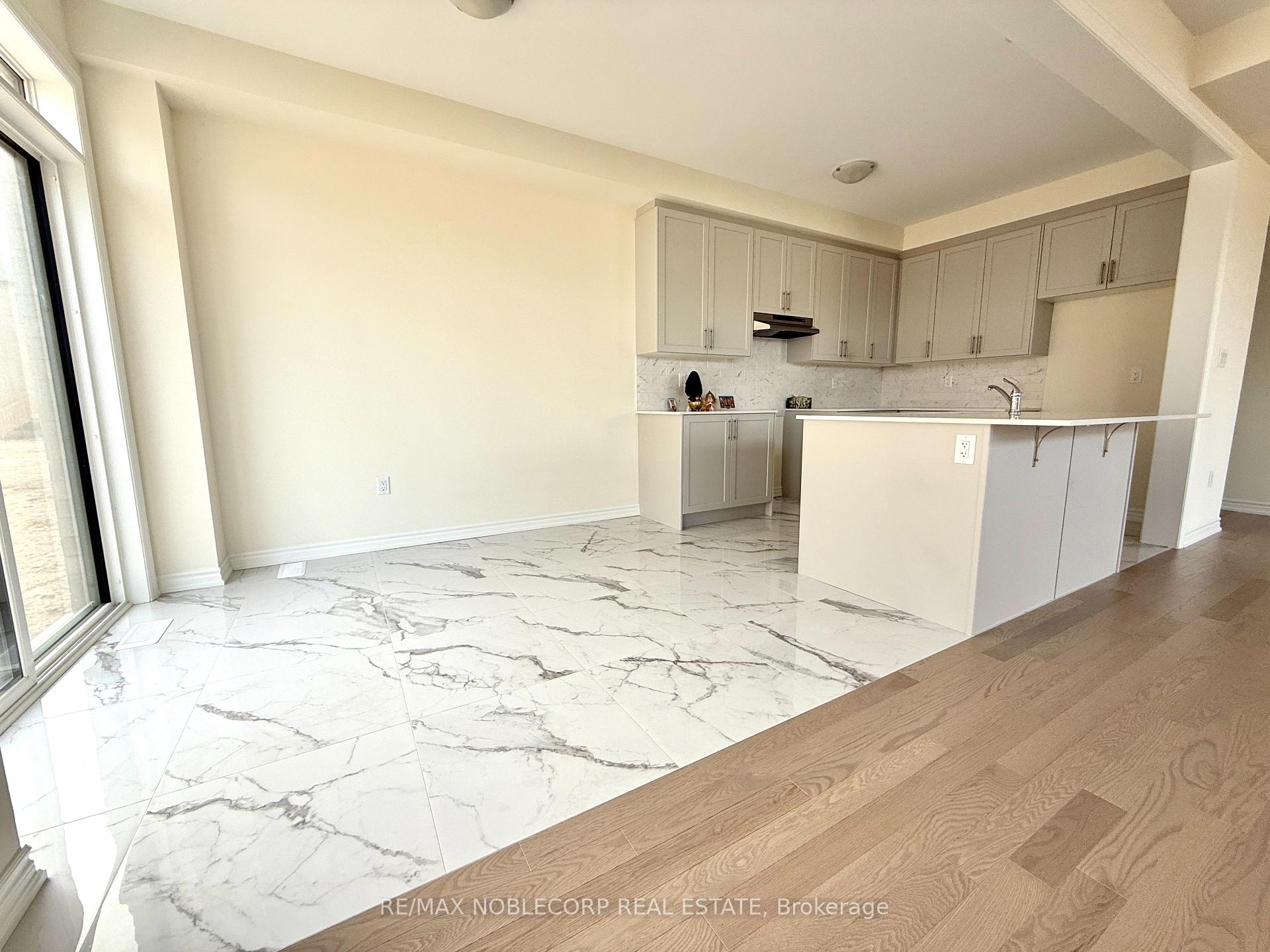 Photo 6 of 45 Arnold Circle, Brampton, Northwest Brampton — HOMEH