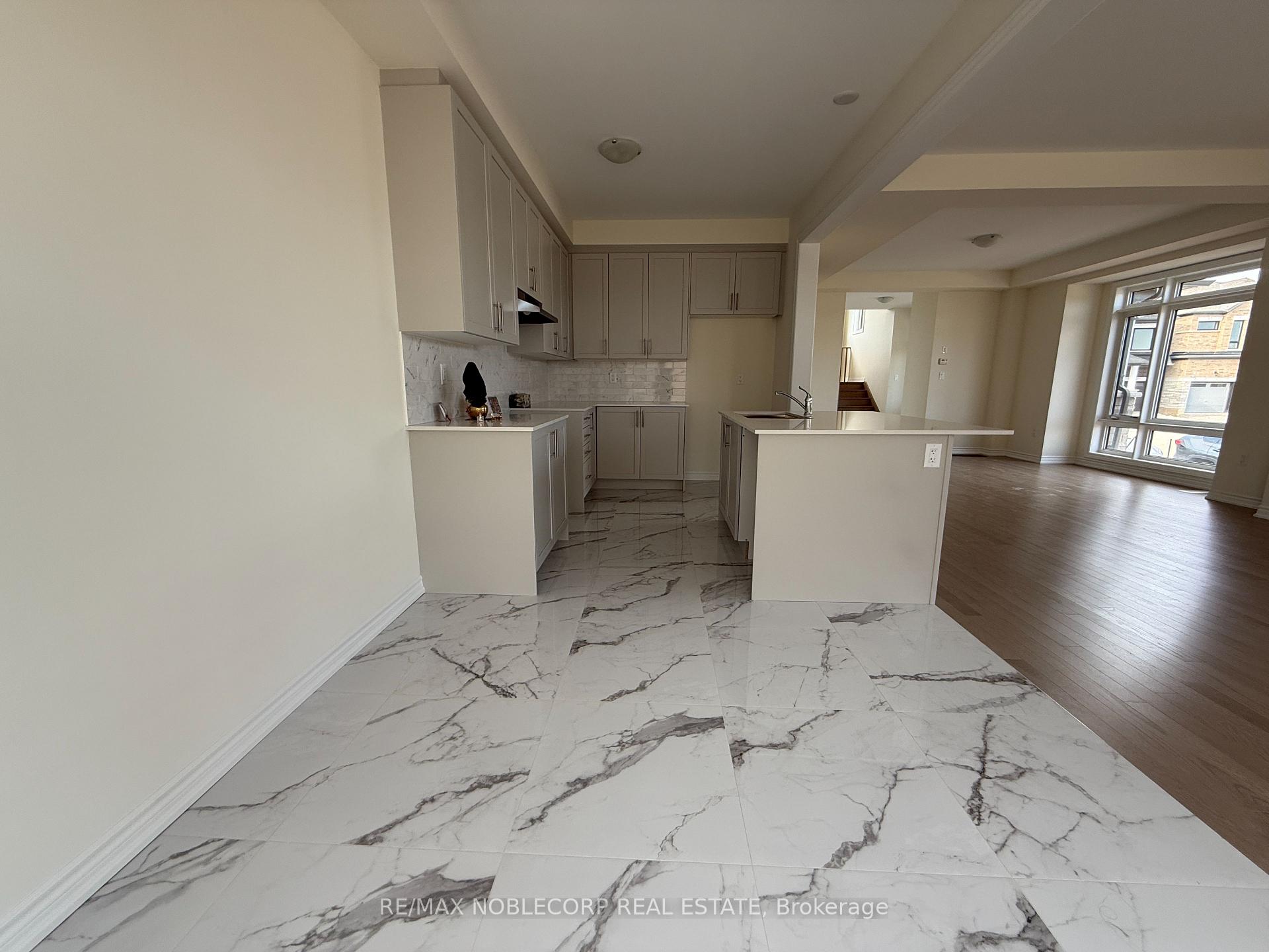 Photo 7 of 45 Arnold Circle, Brampton, Northwest Brampton — HOMEH