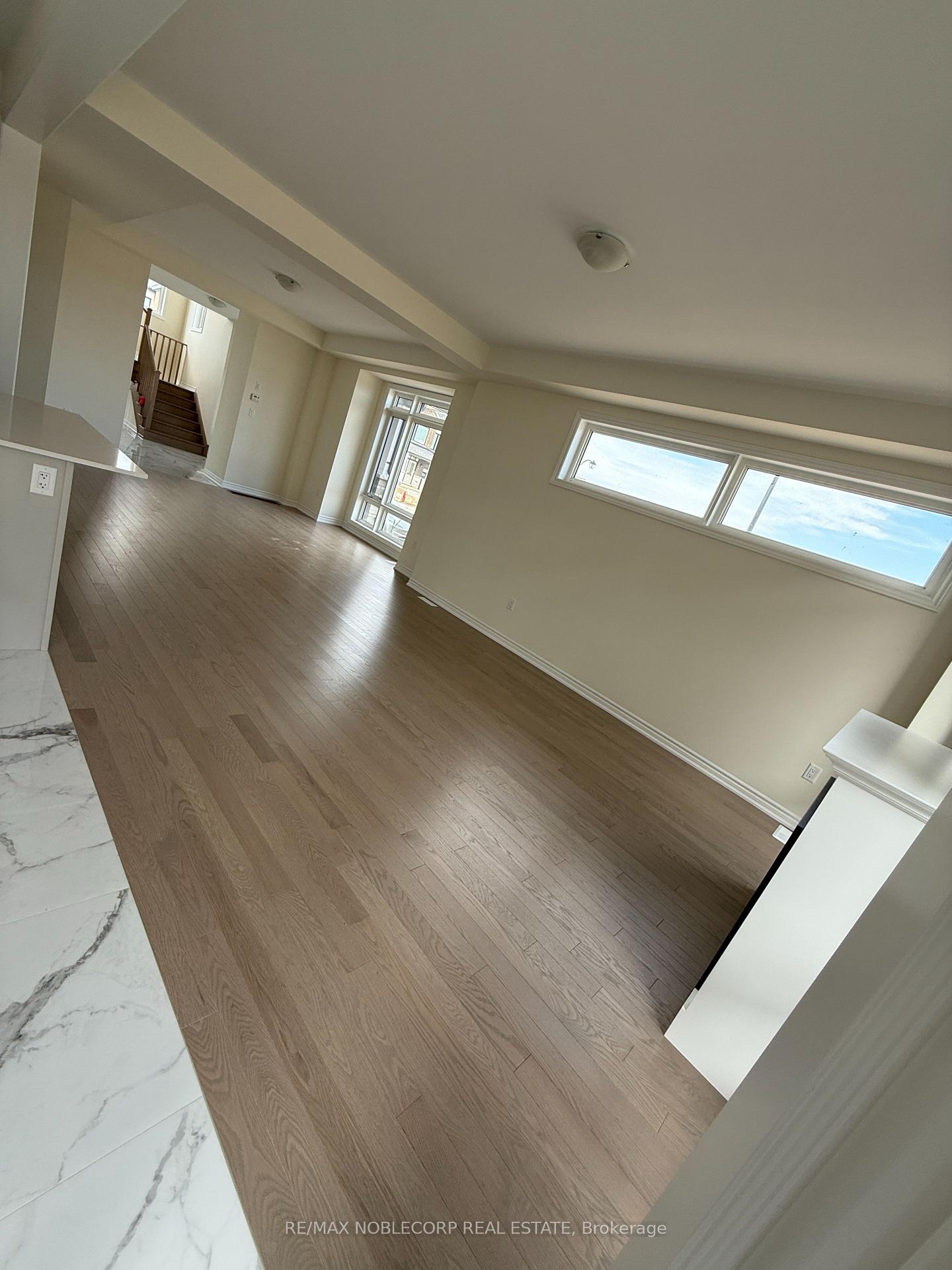 Photo 8 of 45 Arnold Circle, Brampton, Northwest Brampton — HOMEH
