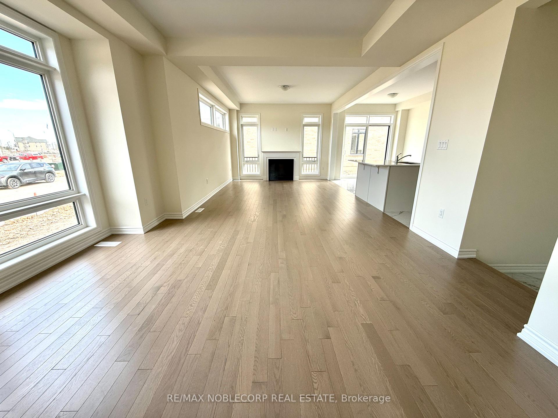 Photo 9 of 45 Arnold Circle, Brampton, Northwest Brampton — HOMEH