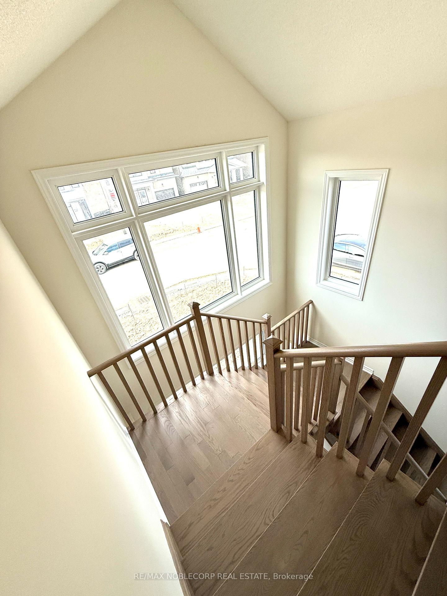 Photo 10 of 45 Arnold Circle, Brampton, Northwest Brampton — HOMEH