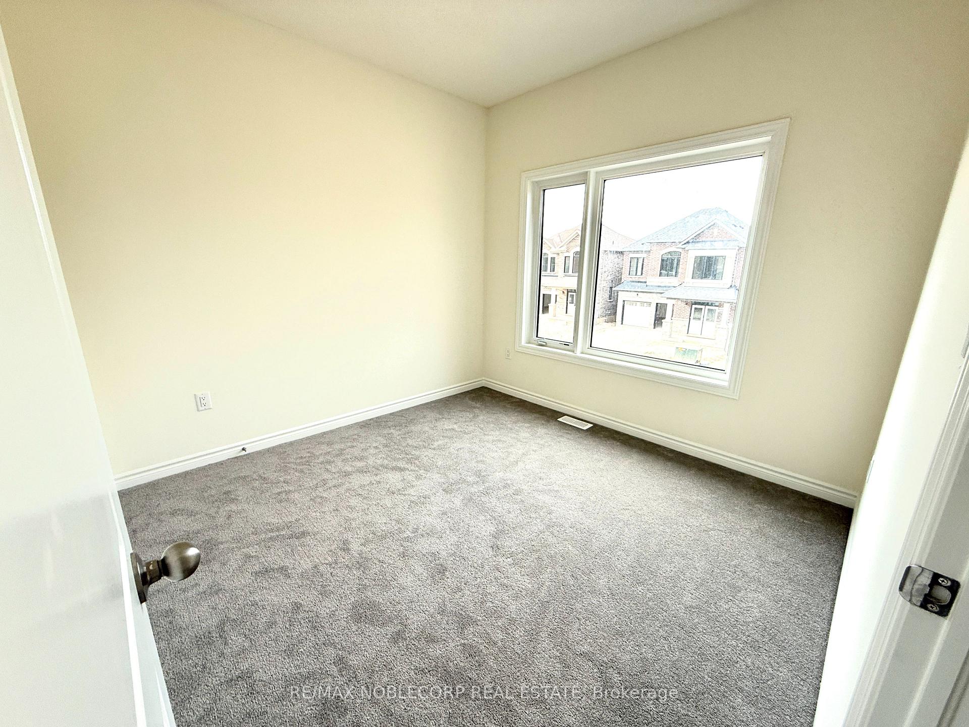 Photo 12 of 45 Arnold Circle, Brampton, Northwest Brampton — HOMEH