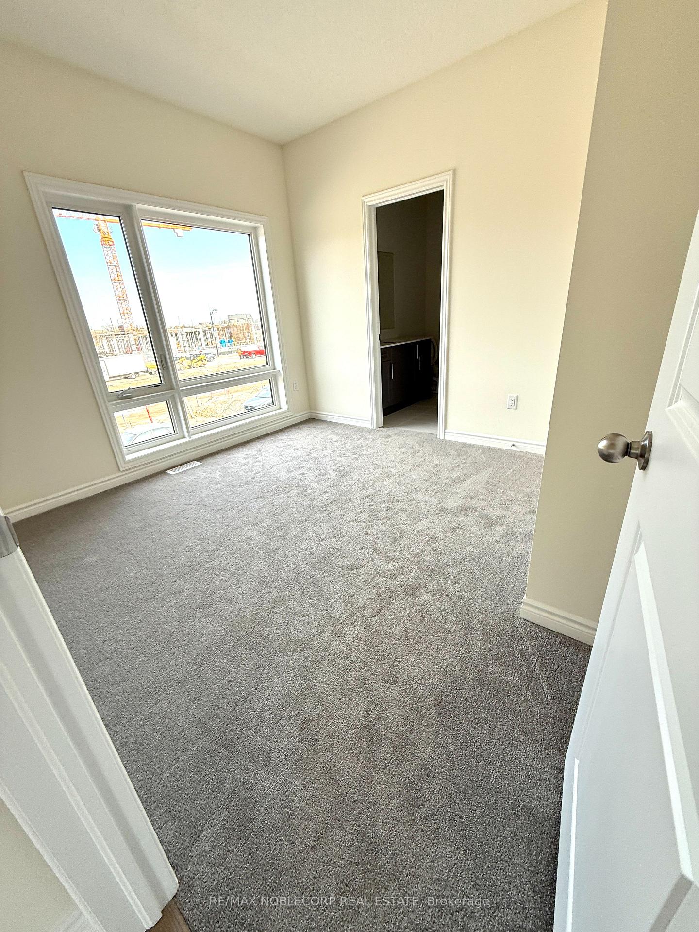 Photo 14 of 45 Arnold Circle, Brampton, Northwest Brampton — HOMEH
