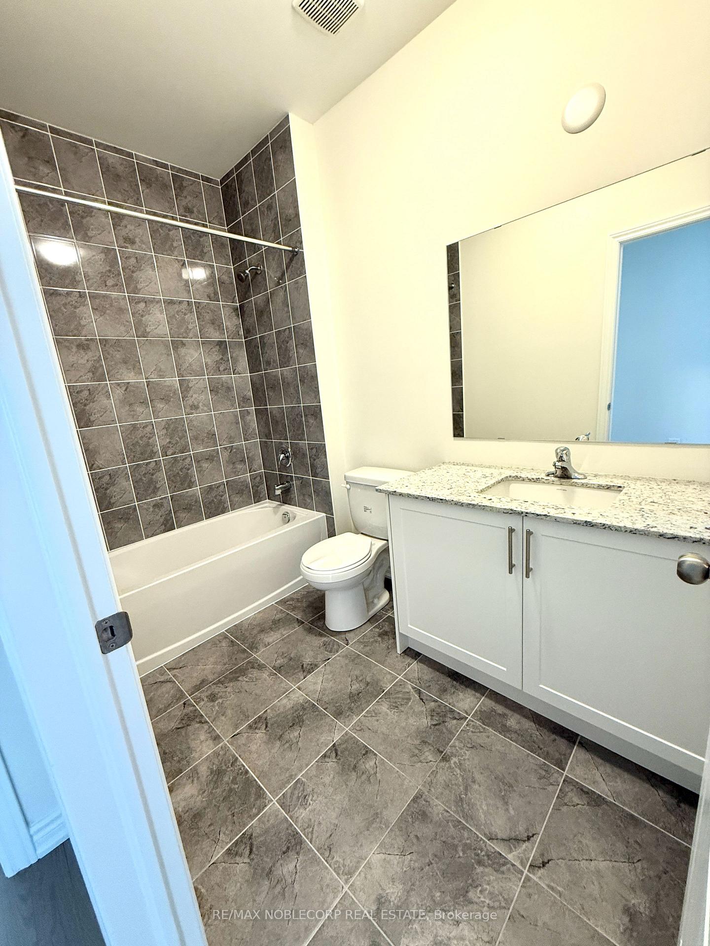 Photo 17 of 45 Arnold Circle, Brampton, Northwest Brampton — HOMEH