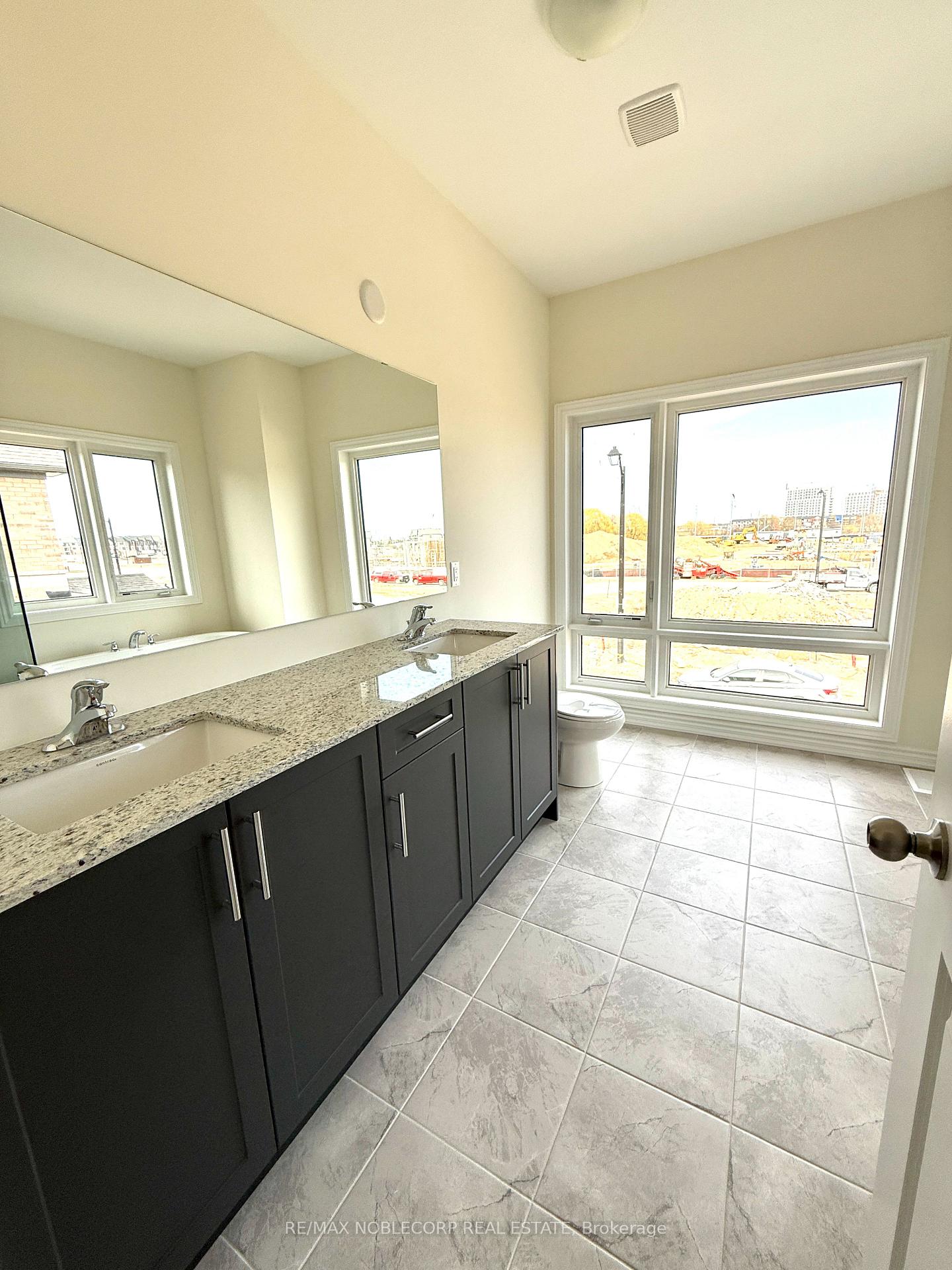 Photo 19 of 45 Arnold Circle, Brampton, Northwest Brampton — HOMEH