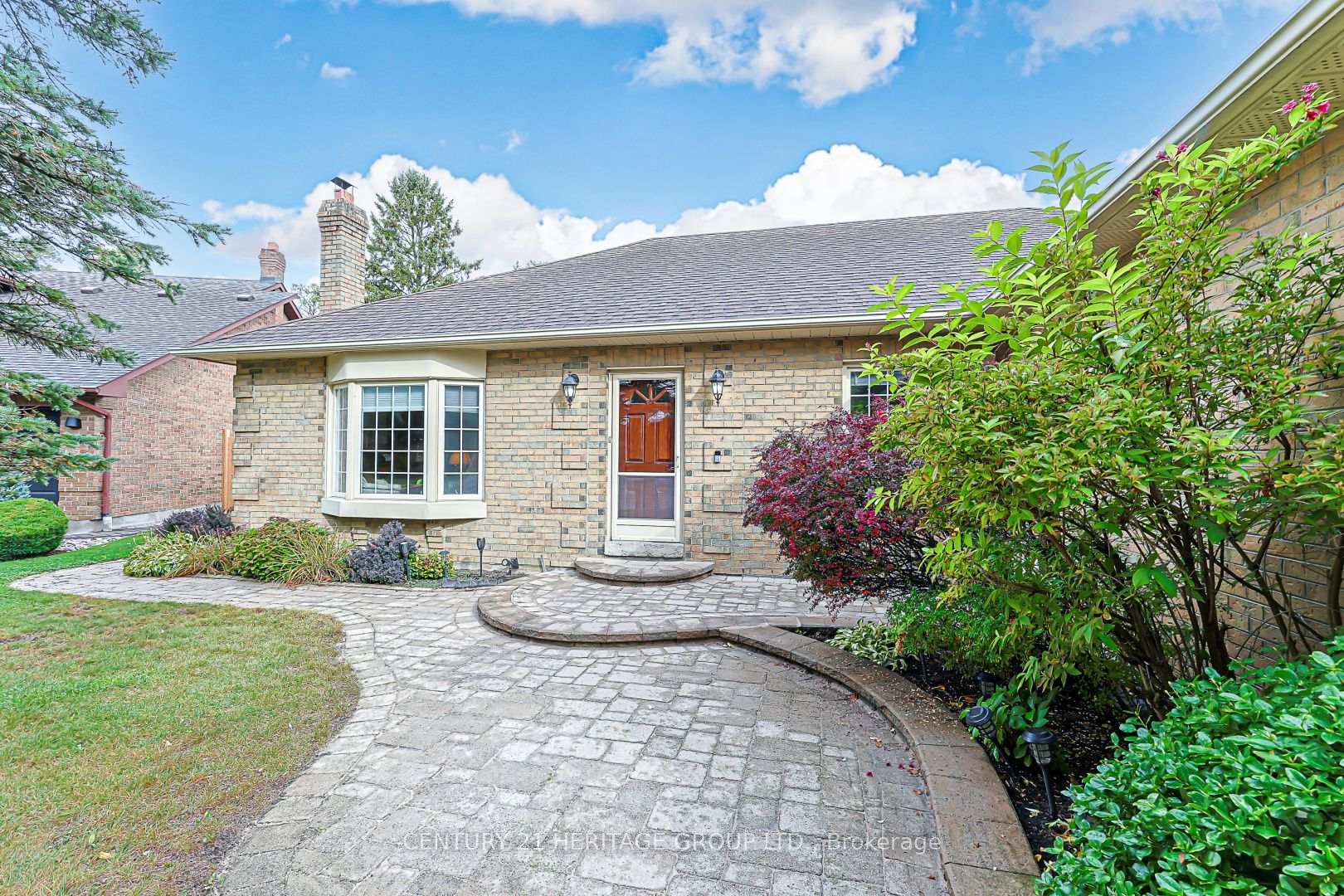 Photo 2 of 20 Simmons Crescent, Aurora, Aurora Highlands — HOMEH