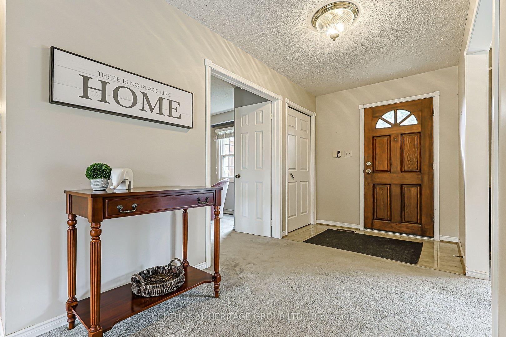 Photo 3 of 20 Simmons Crescent, Aurora, Aurora Highlands — HOMEH