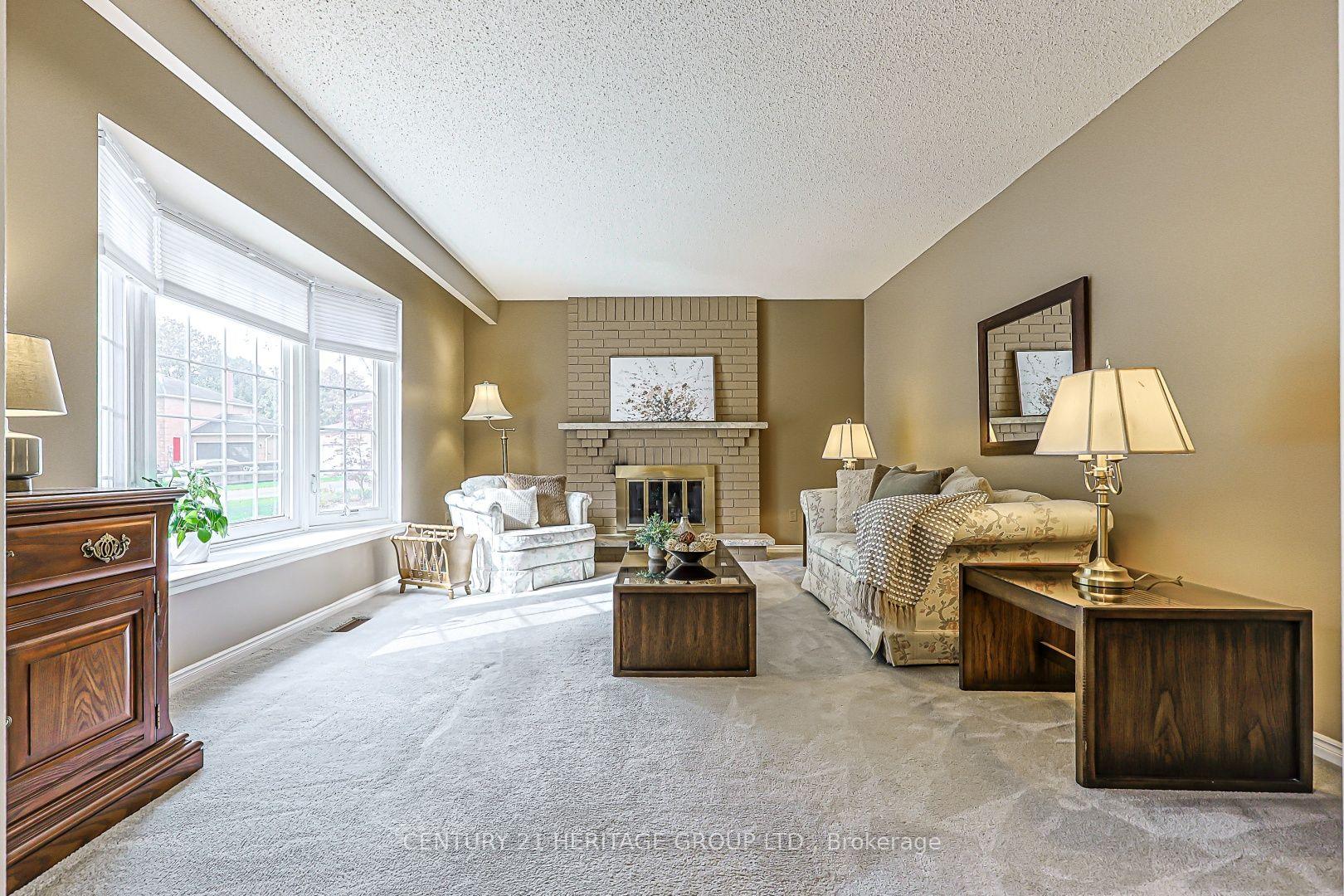 Photo 4 of 20 Simmons Crescent, Aurora, Aurora Highlands — HOMEH