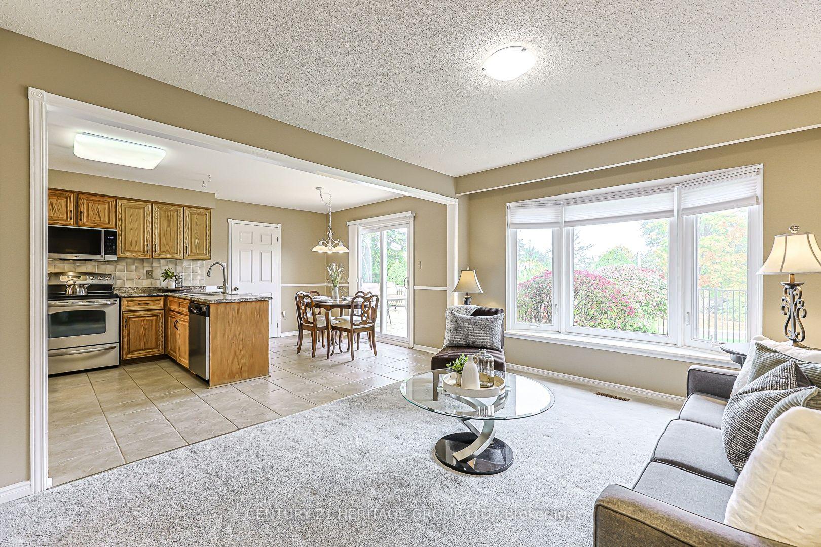 Photo 7 of 20 Simmons Crescent, Aurora, Aurora Highlands — HOMEH
