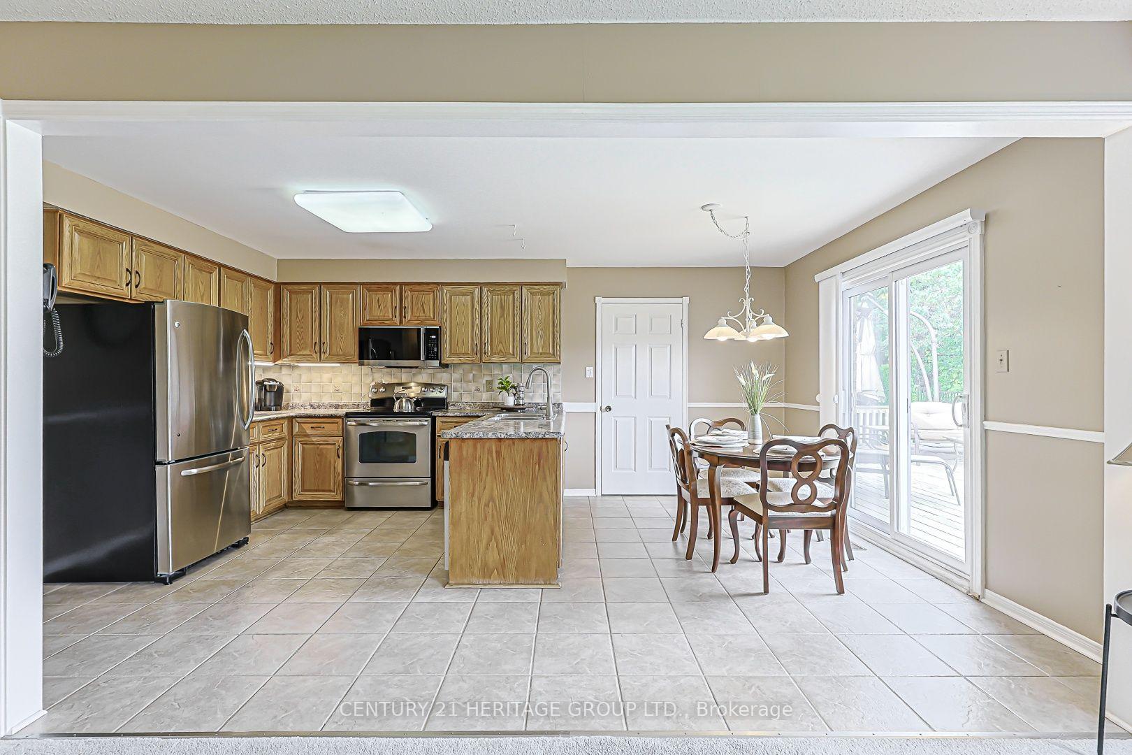 Photo 8 of 20 Simmons Crescent, Aurora, Aurora Highlands — HOMEH